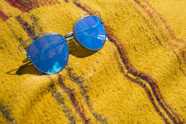 Солнечные очки на пляже — стоковое фото