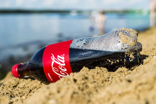 Rusya, Moskova, Temmuz 2017: Bir şişe kola kum sahil üzerinde.