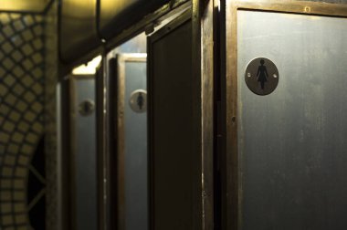 Kızlar için tuvalet kabinleri