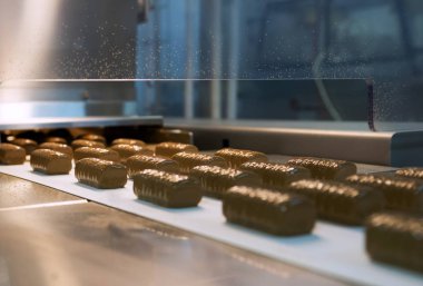 Konveyör çikolata ile sırlı syrki