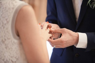 Damat gelini parmağında yüzük koyar