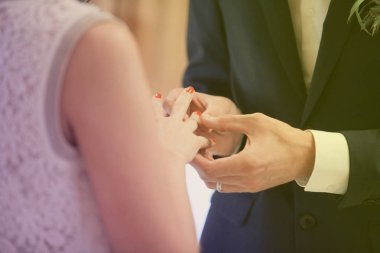 Damat gelini parmağında yüzük koyar