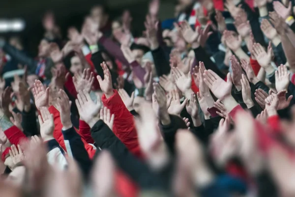 Aficionados al fútbol aplaudiendo en el podio del estadio — Foto de Stock