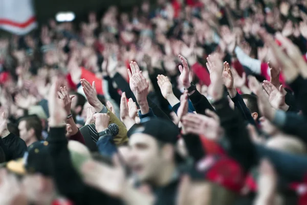 Aficionados al fútbol aplaudiendo en el podio del estadio — Foto de Stock