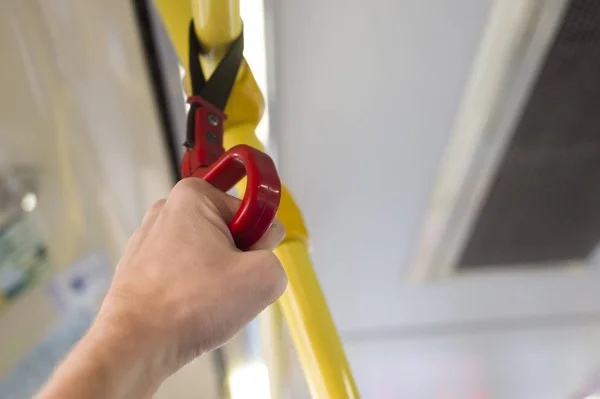 Мужская рука держит ручку в автобусе — стоковое фото