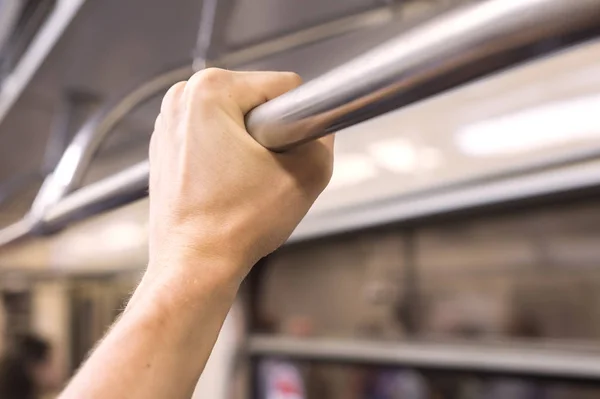 Demiryolu metro için bir adamın elini tutar