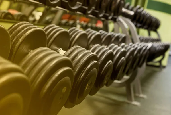 Rangées d'haltères dans la salle de gym — Photo