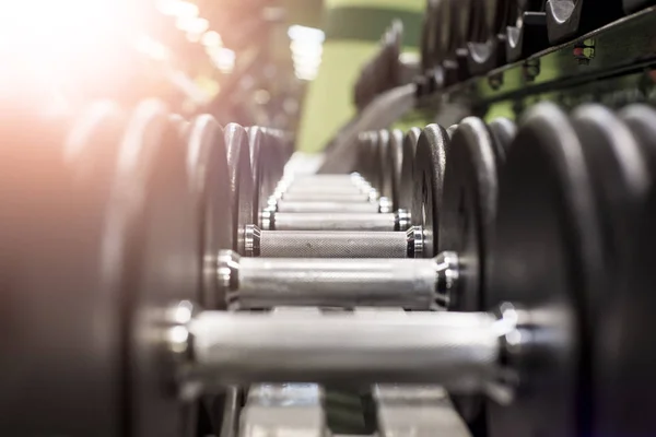 Rangées d'haltères dans la salle de gym — Photo