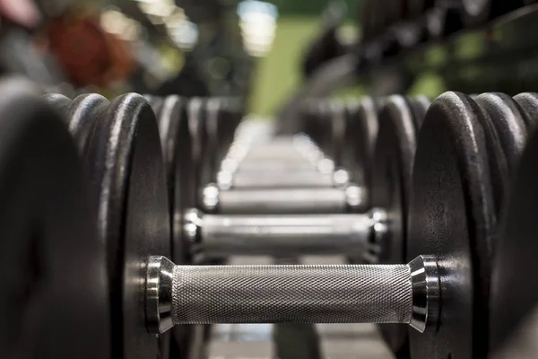 Filas de pesas en el gimnasio —  Fotos de Stock