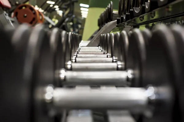 Filas de pesas en el gimnasio —  Fotos de Stock