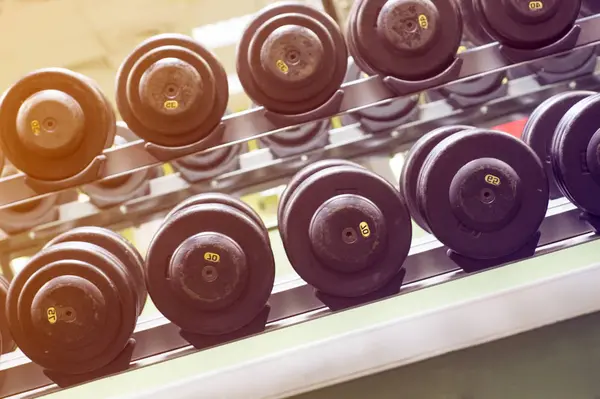 Filas de pesas en el gimnasio —  Fotos de Stock