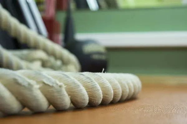 La corde dans la salle de gym est sur le sol — Photo