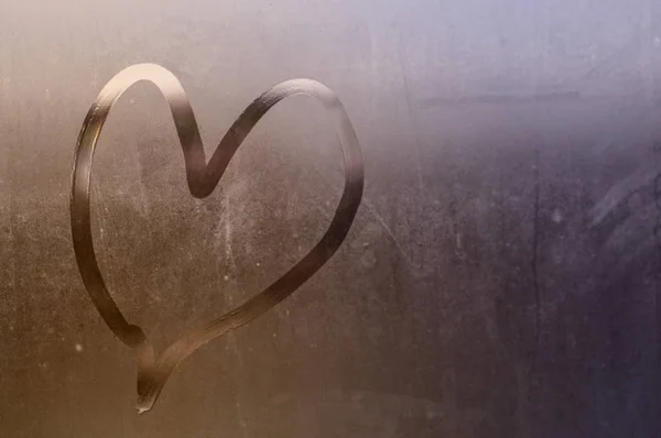 Deszcz, napis na szkle spocony - miłość i serce — Zdjęcie stockowe
