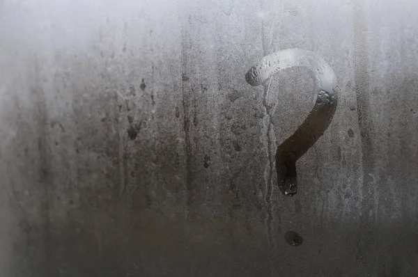배경에 안개 결로 창 유리 자연 표면 흐리게 물음표 — 스톡 사진