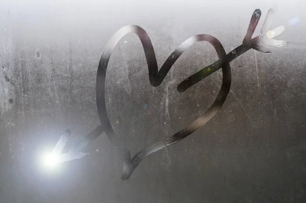 春雨, 汗流满面的玻璃上的铭文--爱与心, 阳光 — 图库照片
