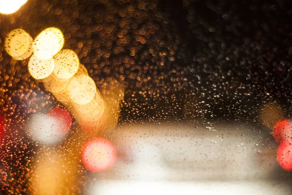 Krople deszczu na szybie samochodu — Zdjęcie stockowe