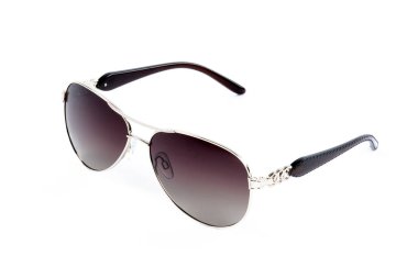 Beyaz arkaplanda güneş gözlüğü. 