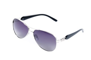 Beyaz arkaplanda güneş gözlüğü. 