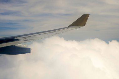 Kanatlı uçak gökyüzüne karşı