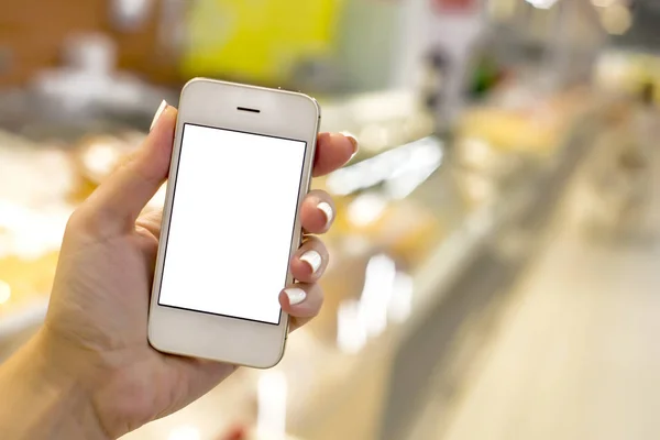 Süpermarket arka planında cep telefonu tutan kadın, iş konsepti