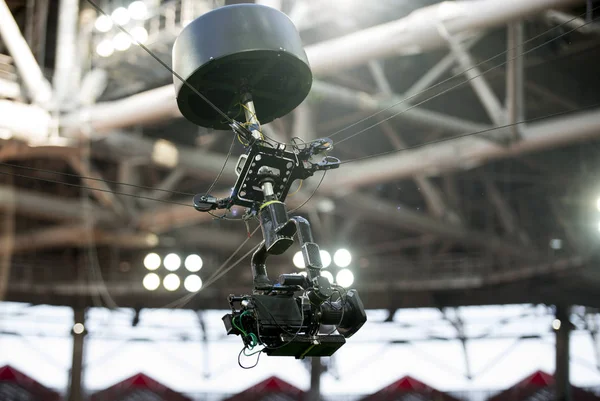 Kamera Futbol Bir Konser Için Kablolar Üzerinde Asılı — Stok fotoğraf