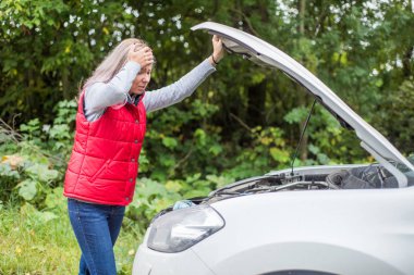 kırık bir araba ile açık kukuleta ile genç kız