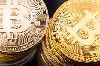 Koyu arka plan üzerinde parlak sikke Bitcoin simgesi olan makro görünümü