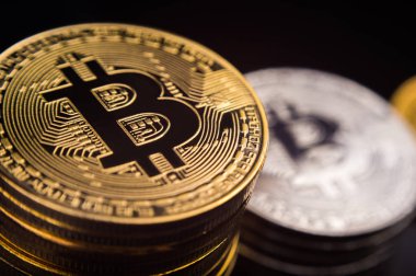 Koyu arka plan üzerinde parlak sikke Bitcoin simgesi olan makro görünümü