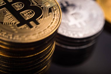 Koyu arka plan üzerinde parlak sikke Bitcoin simgesi olan makro görünümü