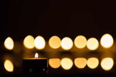 mum karanlıkta parlayan alevler.