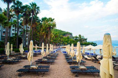 Türkiye'de bir plajda şezlong