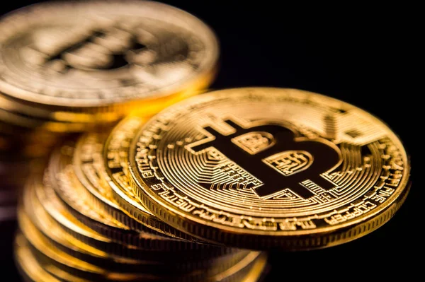 Koyu arka plan üzerinde parlak sikke Bitcoin simgesi olan makro görünümü
