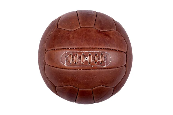 Beyaz bir arka plan üzerinde eski futbol deri topu