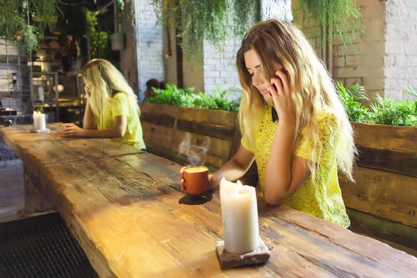 Fincan kahve ile güzel kız bir kafede oturuyor