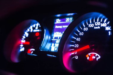 Arabada siyah ışık hız göstergesi