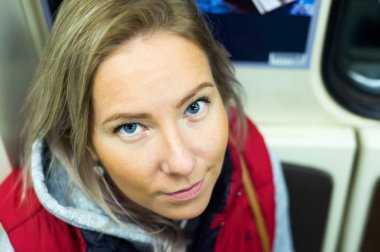 Trenle seyahat eden genç bir kadın.