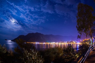 Akşam İçmeler şehir görünümünü. Defne Dağları ile çevrili. Gece hayatı. Akşam ışıklar tarafından aydınlatılmış Beach