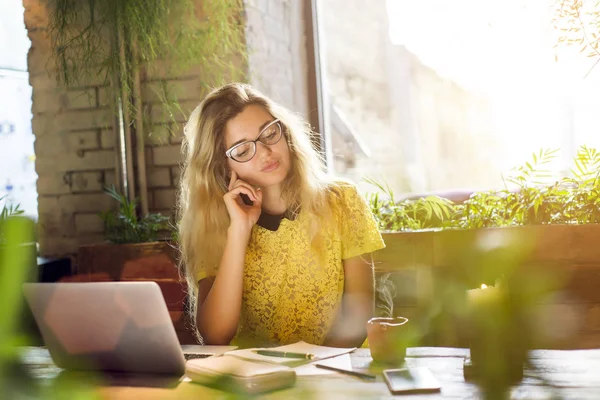 Netbook, sevimli kadın başarılı freelancer kafede otururken dizüstü bilgisayar kullanan çalışan genç kız öğrenci