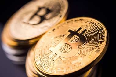 Koyu arka plan üzerinde parlak sikke Bitcoin simgesi olan makro görünümü