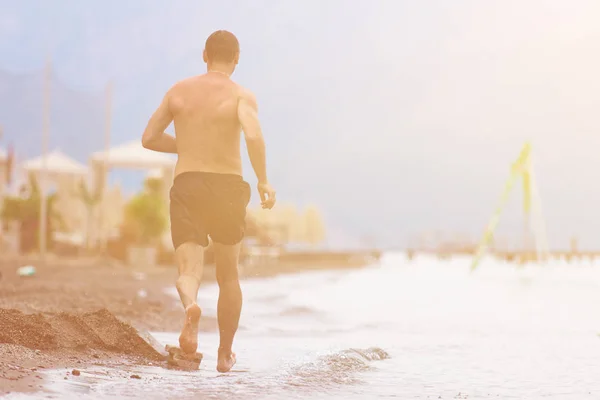 Homem Topless Atlético Musculoso Saudável Correndo Longo Praia Salpicando Água — Fotografia de Stock