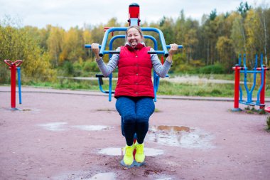 Kız ormanda bir simülatör devreye girer