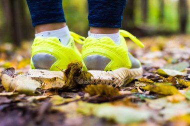 Kızı ormanda yolda yürüyor