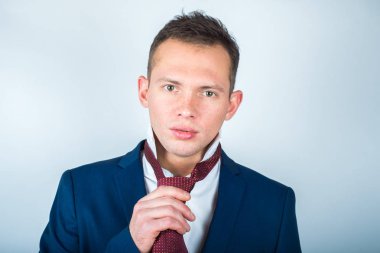 Adam kravatını bağlıyor