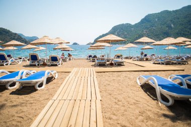 Türkiye'de bir plajda şezlong