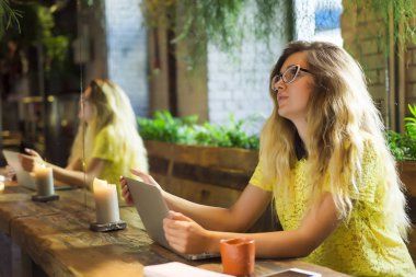 Netbook, sevimli kadın başarılı freelancer kafede otururken dizüstü bilgisayar kullanan çalışan genç kız öğrenci