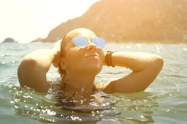 Una Chica Gafas Disfruta Clima Soleado Bañándose Mar — Foto de Stock