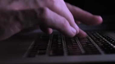 Erkek elleri bilgisayar laptopu kullanıyor