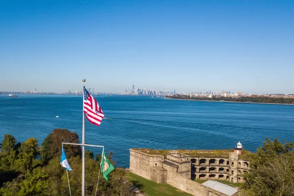 Vista Aérea Bandeira Dos Eua Segundo Plano Cidade Nova York — Fotografia de Stock