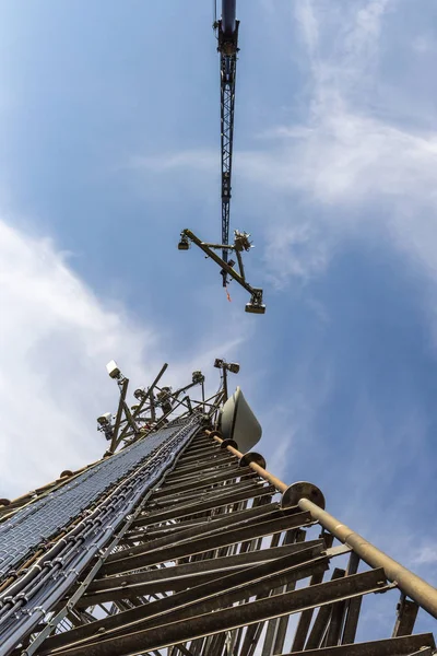 Mobiltelefon Távközlés Rádió Antenna Torony Toronyban Folyamatban Van Antenna Lecserélése — Stock Fotó