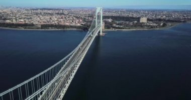 Verrazano Köprüsü 'nün hava görüntüsü.